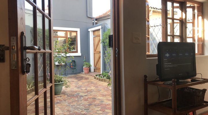 Courtyard Cottage, Muizenberg; Cosy Studio Flat