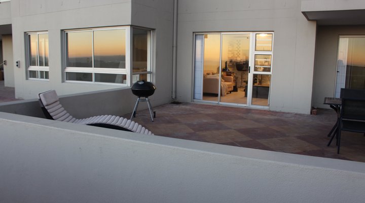 Beachfront flat, amazing views