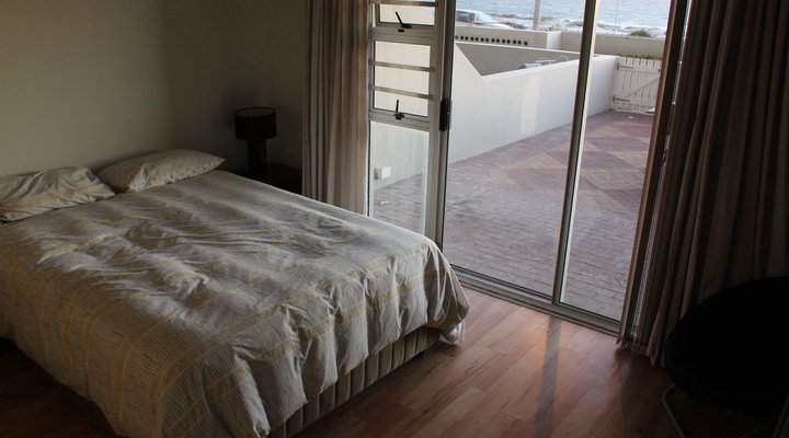 Beachfront flat, amazing views