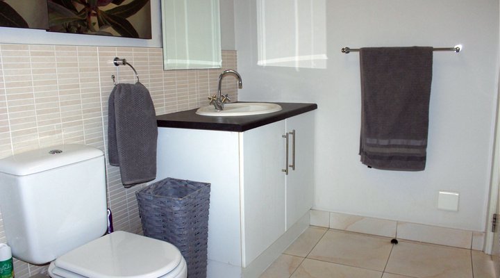 Sunlit Apartment Muizenberg Beachfront