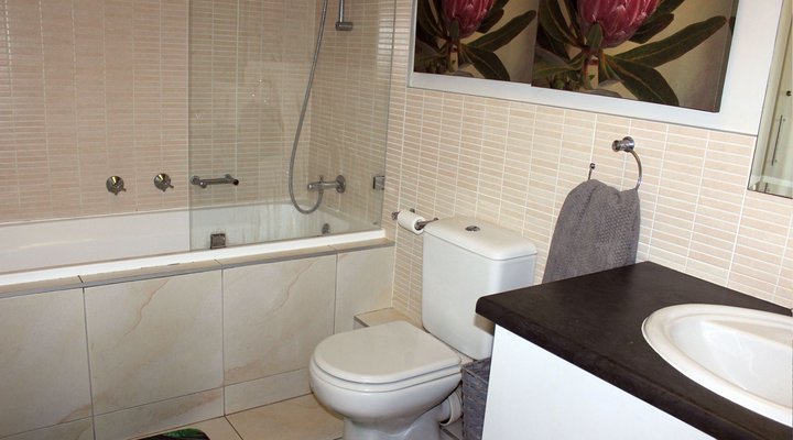 Sunlit Apartment Muizenberg Beachfront