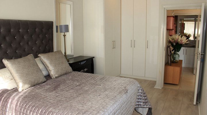 Sunlit Apartment Muizenberg Beachfront