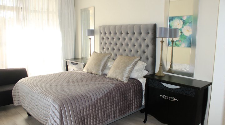 Sunlit Apartment Muizenberg Beachfront