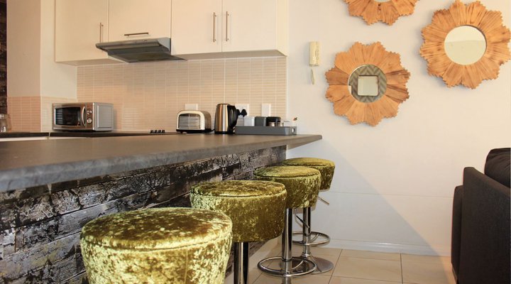 Sunlit Apartment Muizenberg Beachfront