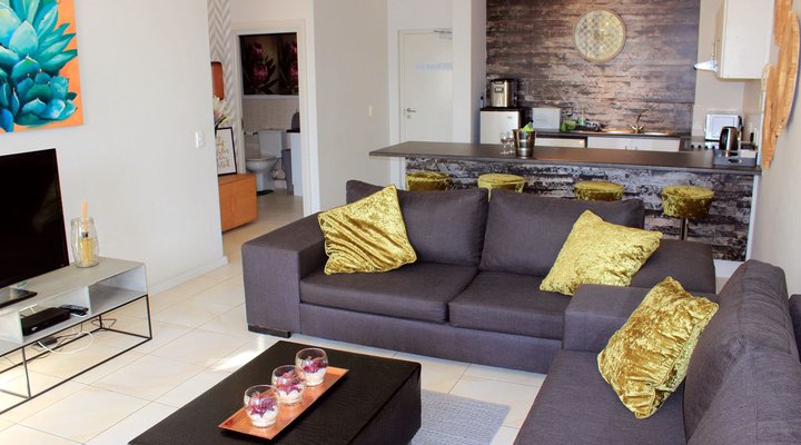 Sunlit Apartment Muizenberg Beachfront