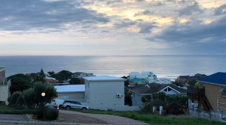Modern Holiday House in Jeffreys Bay