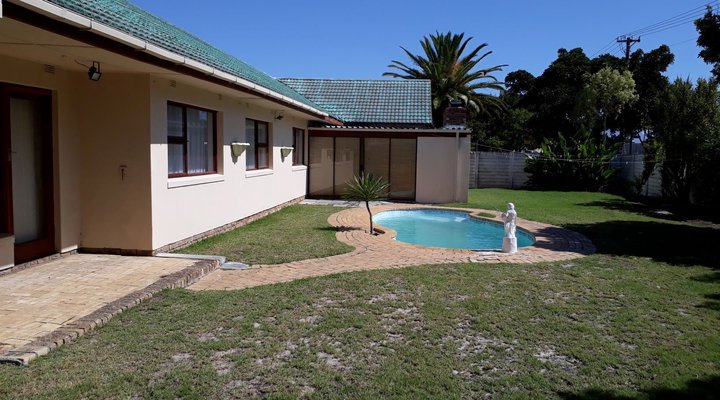 DJ'S B&B in Table View Cape Town