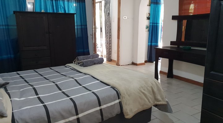 Pool Flat 800m to Beach