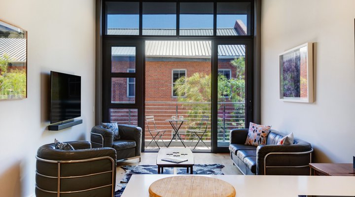 Waterfront Luxury Queen Apartment