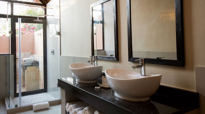 Kwenga Safari Lodge in Umhlametsi Private Reserve