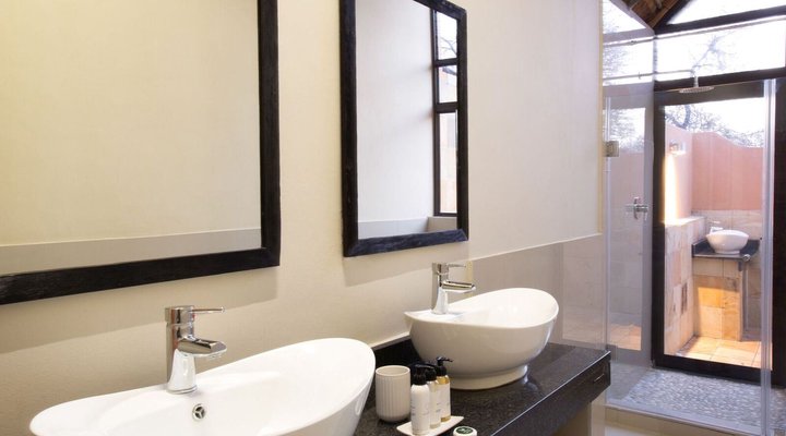 Kwenga Safari Lodge in Umhlametsi Private Reserve