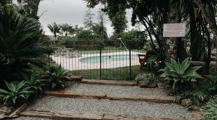 B's Guest House & Bar