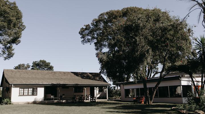 B's Guest House & Bar