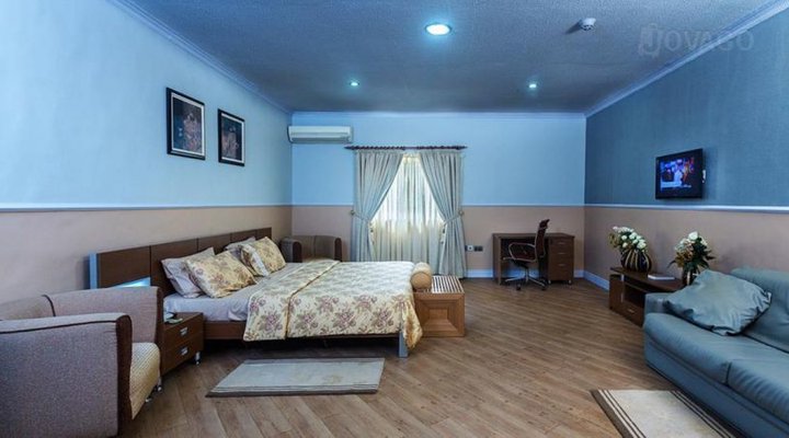 Quiet Pools Inn & Residence