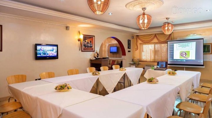 Quiet Pools Inn & Residence