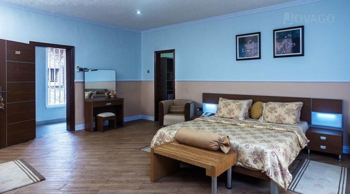 Quiet Pools Inn & Residence