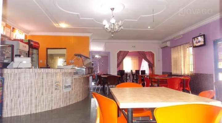 House 4 Dishes & Royal Suites Hotel