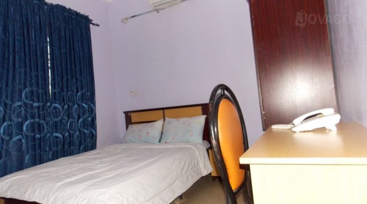 House 4 Dishes & Royal Suites Hotel
