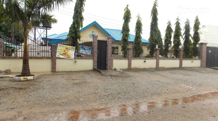 House 4 Dishes & Royal Suites Hotel