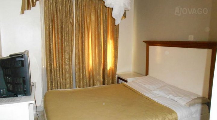 Target Plaza Motel