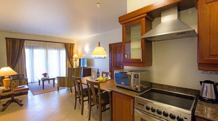 Hotel White Sands: The Beach Resort