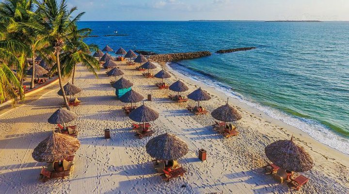 Hotel White Sands: The Beach Resort