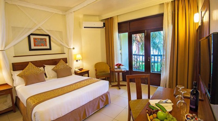 Hotel White Sands: The Beach Resort