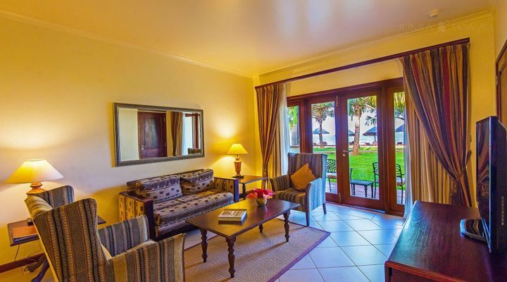 Hotel White Sands: The Beach Resort