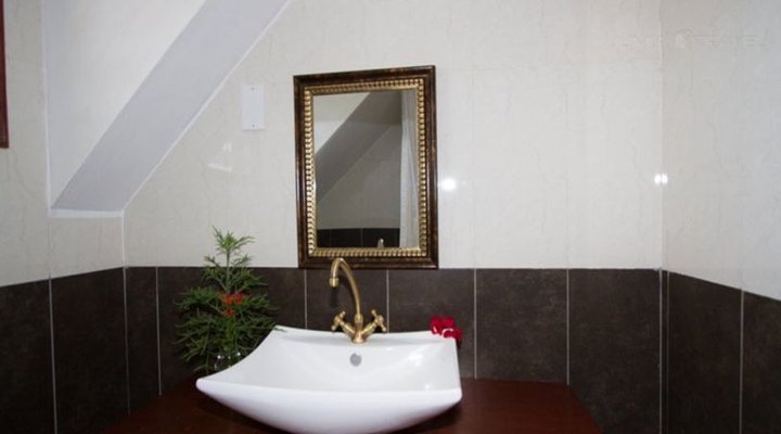 Zomeni Lion Hill Camp