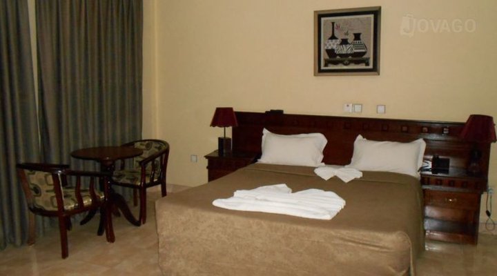 Seven Lakes Hotel