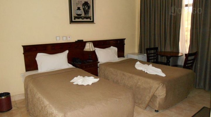 Seven Lakes Hotel