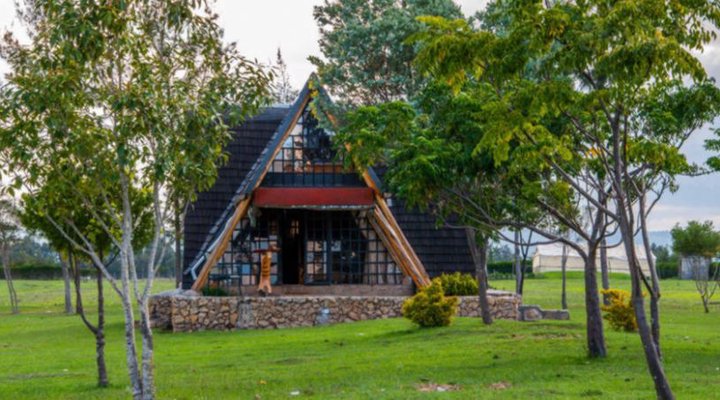 SAMAWATI LAKESIDE COTTAGES-LAKE OL'BOLOSSAT