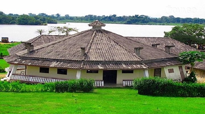 Centre Touristique De Monatele Le Monat