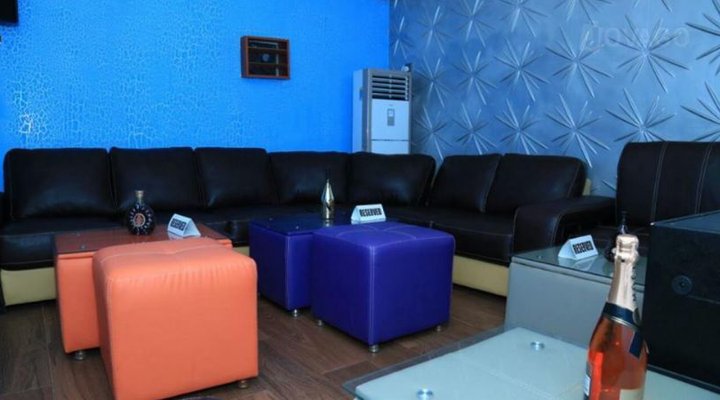 Double A Suites & Lounge