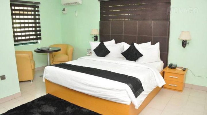 Double A Suites & Lounge