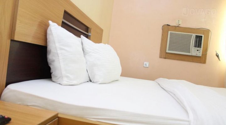 Pacific Hotel & Suites, Alakuko