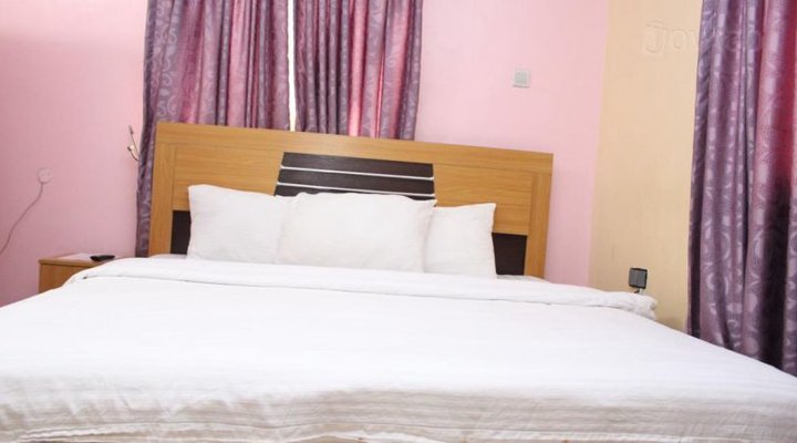 Pacific Hotel & Suites, Alakuko