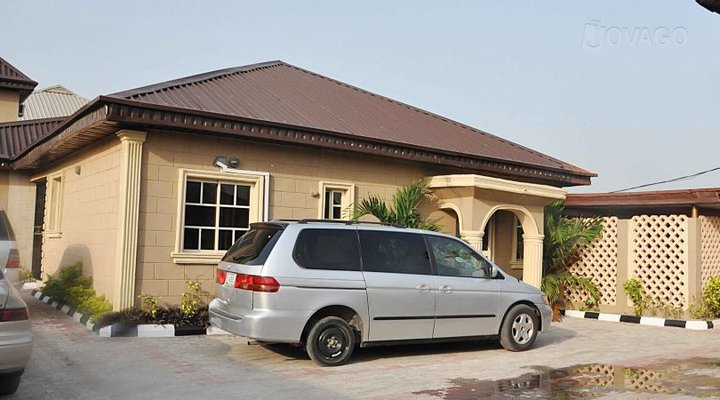 Fairmont Suites & Lounge