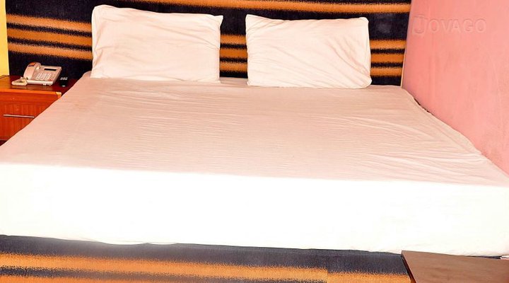 Fairmont Suites & Lounge