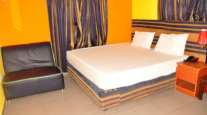 Fairmont Suites & Lounge