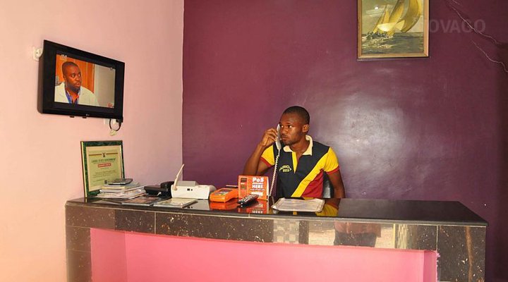 Fairmont Suites & Lounge