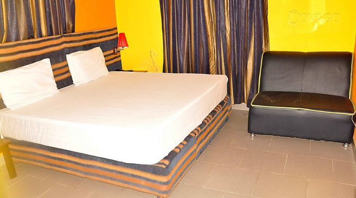 Fairmont Suites & Lounge