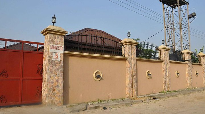 Fairmont Suites & Lounge