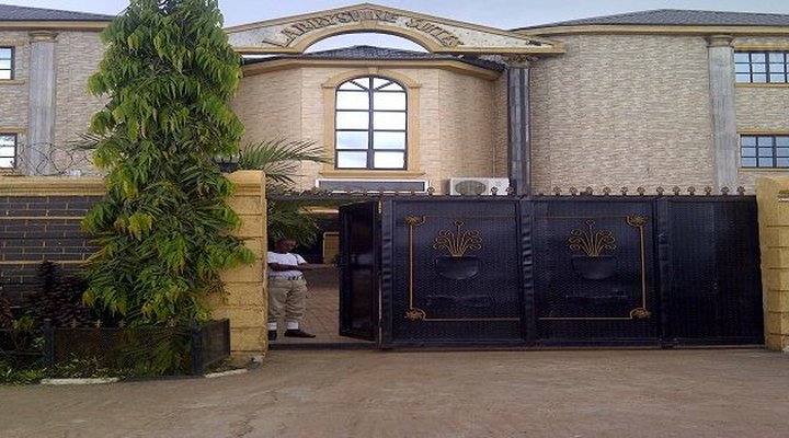 Larryshine Hotel & Suites