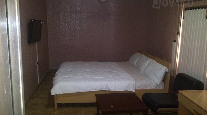 Larryshine Hotel & Suites