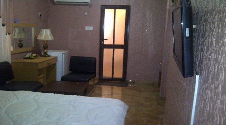 Larryshine Hotel & Suites