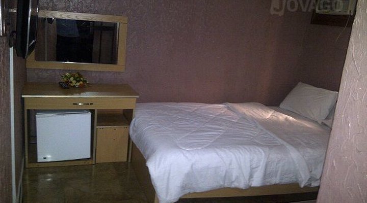 Larryshine Hotel & Suites