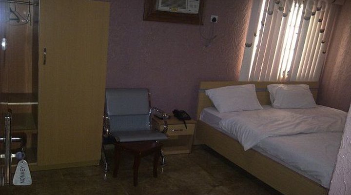 Larryshine Hotel & Suites