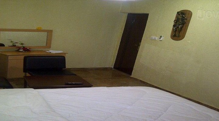 Larryshine Hotel & Suites