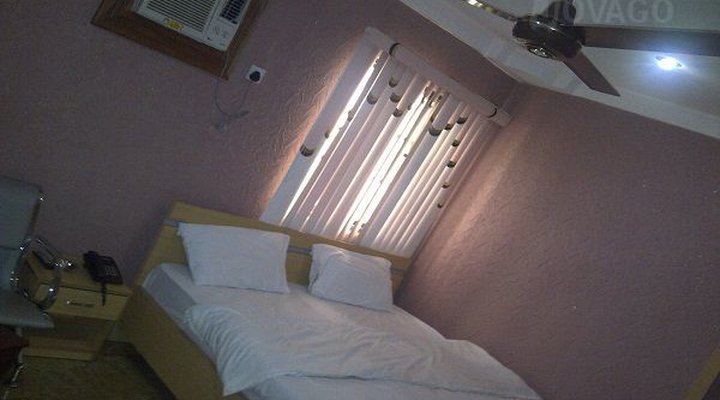 Larryshine Hotel & Suites